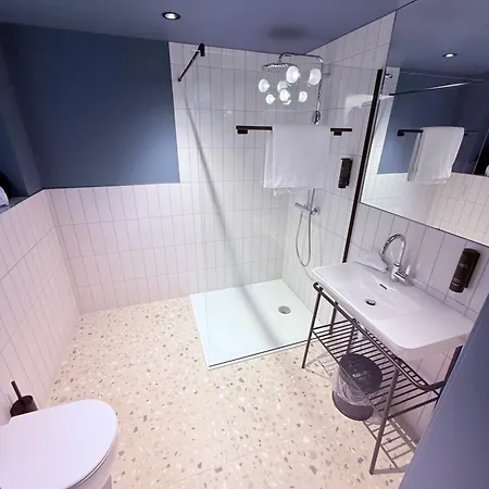 Hop & Hotell 4*