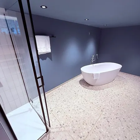 Hotell Hop & 4*